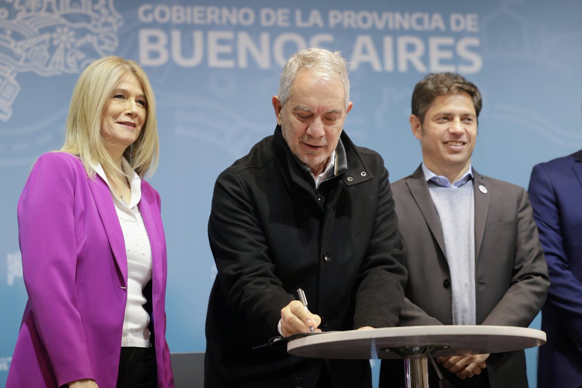 Kicillofok's tweet photo. Junto a intendentes e intendentas firmamos el pago de la segunda cuota del Fondo de Fortalecimiento Fiscal Municipal, un instrumento sancionado por nuestra Legislatura para que cuenten con los recursos necesarios para seguir dando respuesta a sus vecinos y vecinas.

Estamos demostrando que el Gobierno provincial no deserta, reconoce la importancia de los gobiernos municipales y hace respetar el federalismo en todo su territorio.