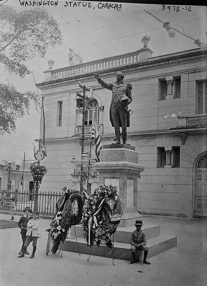 La estatua de Jorge Washington fue originalmente erigida cerca de la Basílica de Santa Teresa en 1883. Aquí se aprecia en fotografía de 1910 teniendo como fondo un lateral d0el Teatro Nacional.  Fue trasladada a su ubicación actual en El Paraíso el 19 de abril de 1921