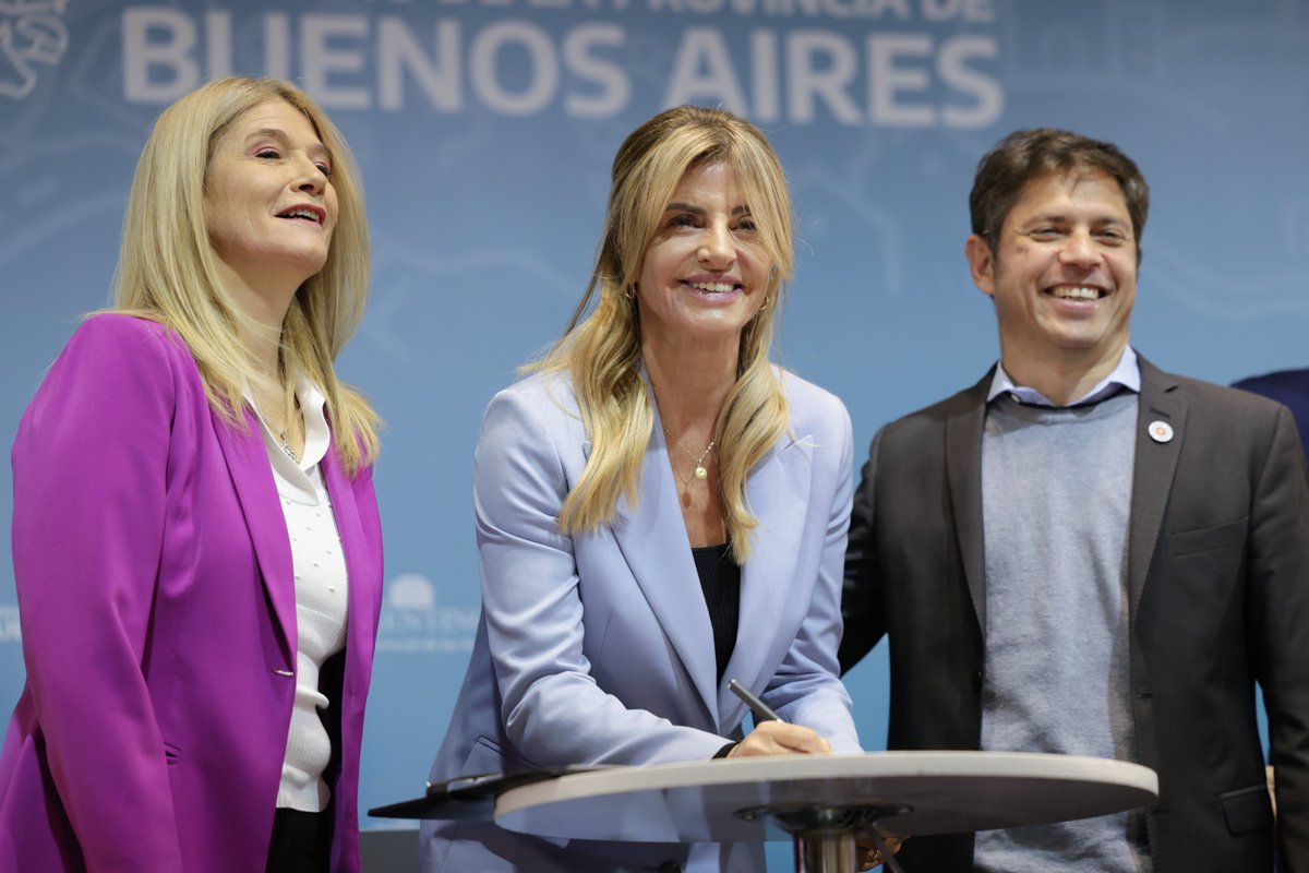 Kicillofok's tweet photo. Junto a intendentes e intendentas firmamos el pago de la segunda cuota del Fondo de Fortalecimiento Fiscal Municipal, un instrumento sancionado por nuestra Legislatura para que cuenten con los recursos necesarios para seguir dando respuesta a sus vecinos y vecinas.

Estamos demostrando que el Gobierno provincial no deserta, reconoce la importancia de los gobiernos municipales y hace respetar el federalismo en todo su territorio.