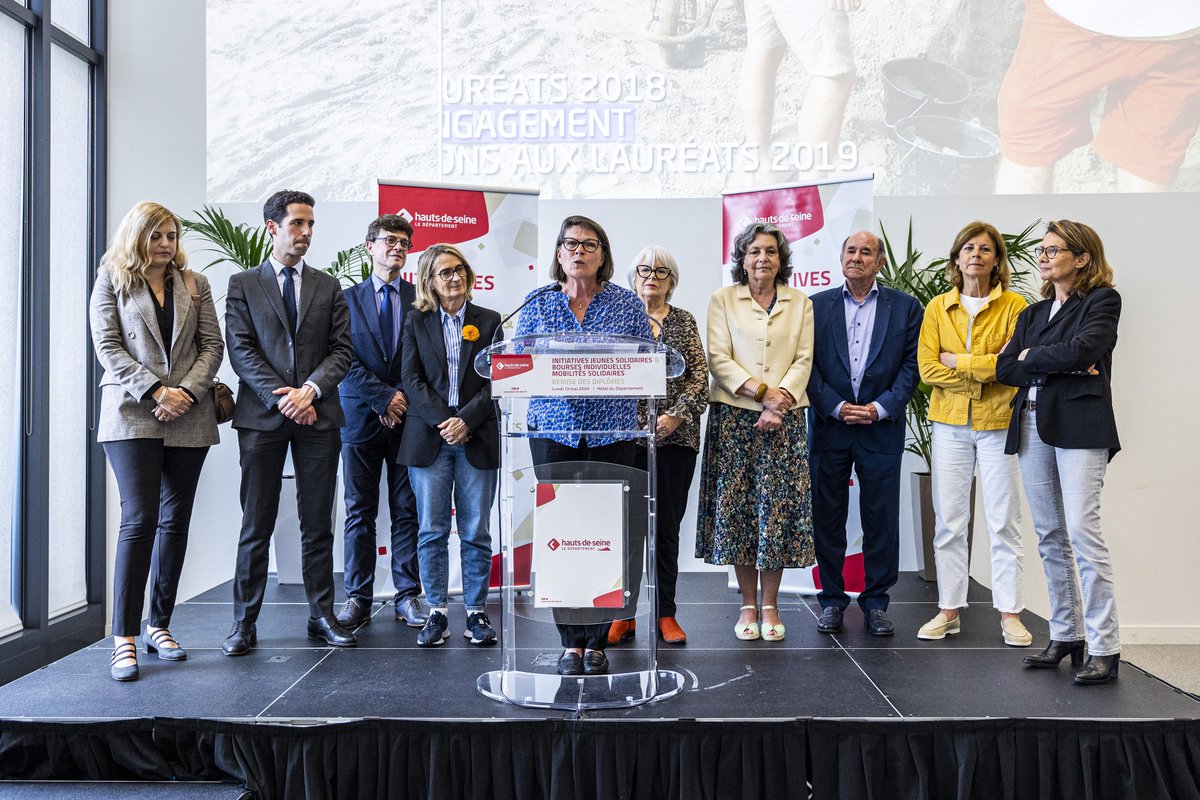 Marie-Laure Godin, Vice-présidente en charge des relations et coopération internationales, des affaires européennes a honoré l'engagement des jeunes avec les prix Initiatives Jeunes Solidaires. 🌍🏆#DépartementSolidaire #hautsdeseine