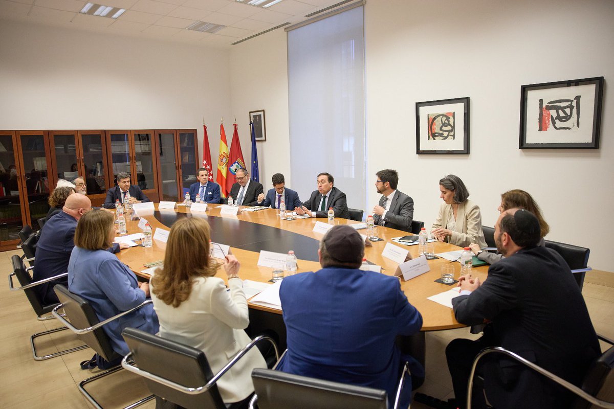 Hoy me he reunido, en el Centro @SefaradIsrael, con las comunidades judías en España para repasar su programación de actividades y seguir impulsando la acción del Centro. La diplomacia pública contribuye al entendimiento, la tolerancia y la paz.