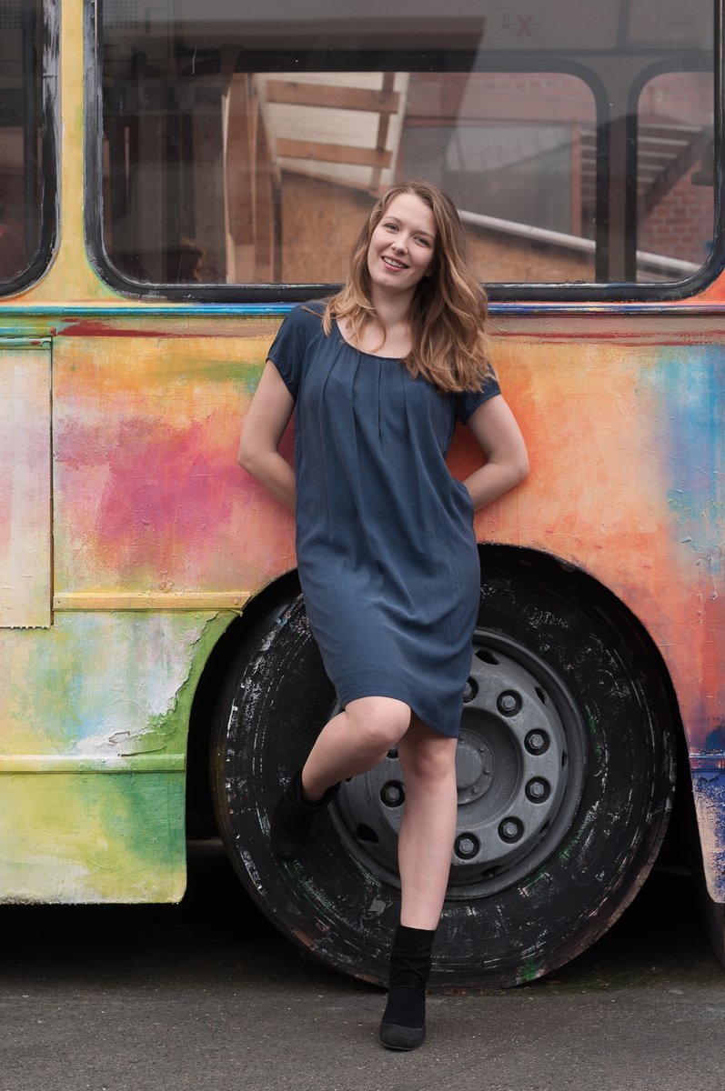 Katja in front of a bus || Katja vor einem Bus #berlin #schauspielerin #actress #actrice #portraitphotography