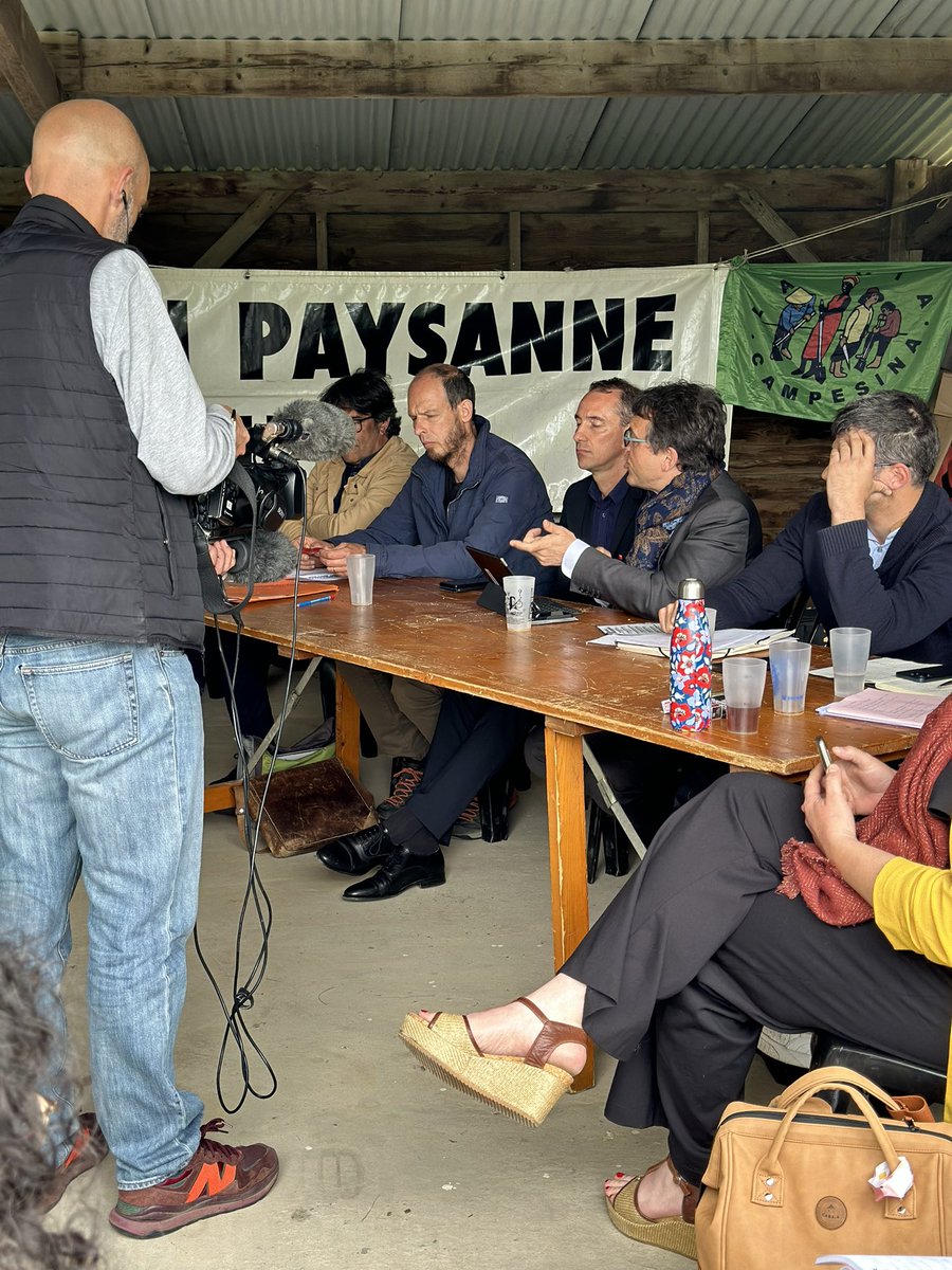 En Mayenne avec @ConfPaysanne et convergence avec #reveillerleurope @rglucks défendre la souveraineté alimentaire et une nouvelle PAC autour de prix rémunérateurs, emploi, écologie. L’absence de @ValerieHayer et de sa liste témoigne d’un mépris pour le pluralisme syndical.