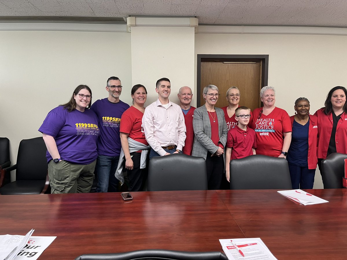 A great meeting with @nynurses with @RachelMayNY - safe staffing saves lives and we are so grateful for all of Sen. May’s support!
#SafeStaffingSavesLives #UnionStrong @1199SEIU