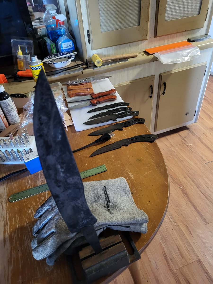 Round 2. Back into the fire, flaterer with dead blow hammer, naturalized cycle, and warp seems to be gone. If it warps in the oven, screw it ima finish it anyways.
#knifelife #edc #urban #outdoors #survival #grindeveryday