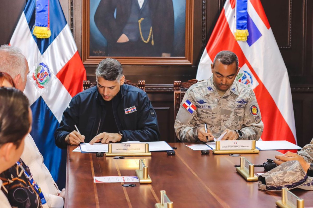 Nos complace anunciar la firma de un acuerdo con la @FuerzaAereaRD, en aras de aunar esfuerzos favoreciendo la transferencia de conocimiento en materia de ingeniería y mantenimiento aeronáutico de los militares, a través de un programa de pasantía y capacitación.
