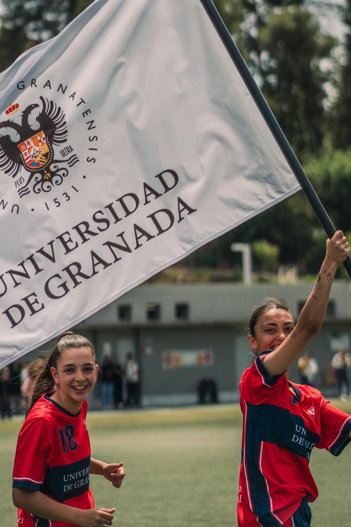 ⚽️Increíble logro de la jugadora de fútbol sanluqueña Carla Vallín, que ha ganado el Campeonato de España Universitario de Fútbol Sala. Lo ha hecho con su equipo de la Universidad de Granada, pero con Sanlúcar en el corazón. Es un orgullo como alcaldesa leer noticias como estas.