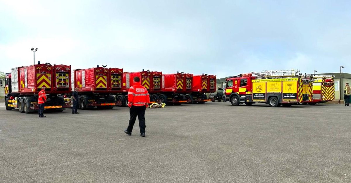Our High Volume Pump (HVP) team have been training with other crews across the region 🚒 The exercise took place at @RAFWaddington, seeing five fire services working together on a training exercise to test their skills. Great work everyone 💪