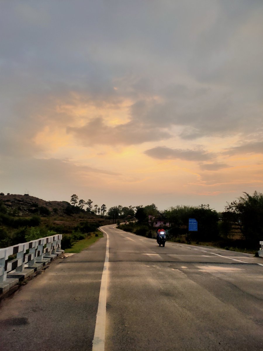 i_am_hk98's tweet image. शाम बारिश और..........
.
.
.
.
.
.
.
#firstrain #eve #rain