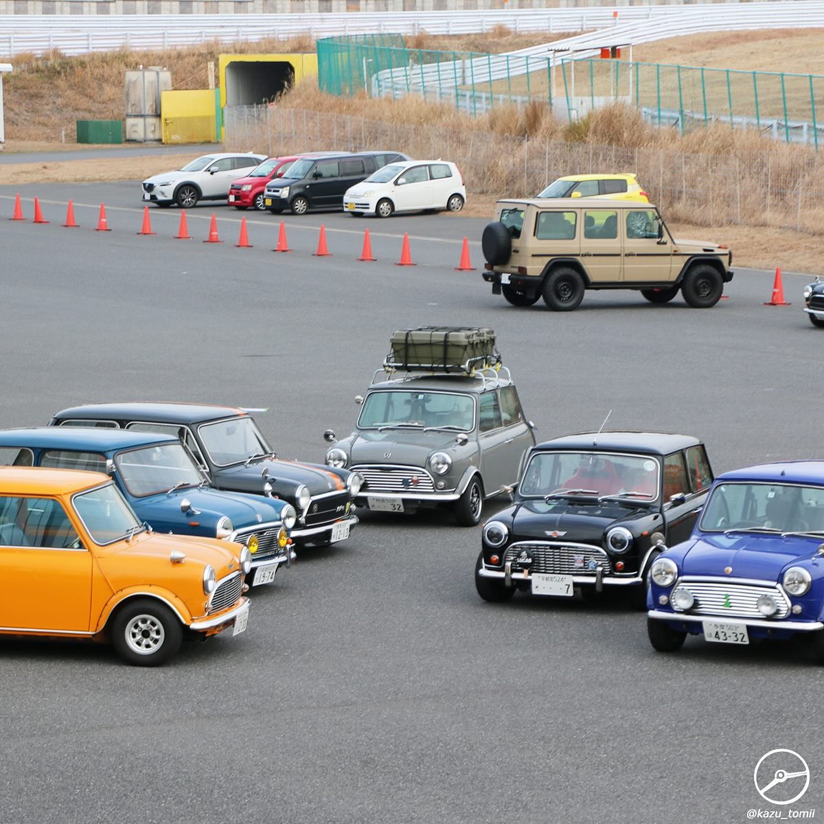 Hanging around with friends! 🌞🌞 Photo: @kazu_tomii #carphotography #blockout2024 #carsofinstagram #carporn #instacars #instagood #Sismo #picoftheday #fypage #carcrew #minicooper #classicmini #fypシ #classiccars #japanese