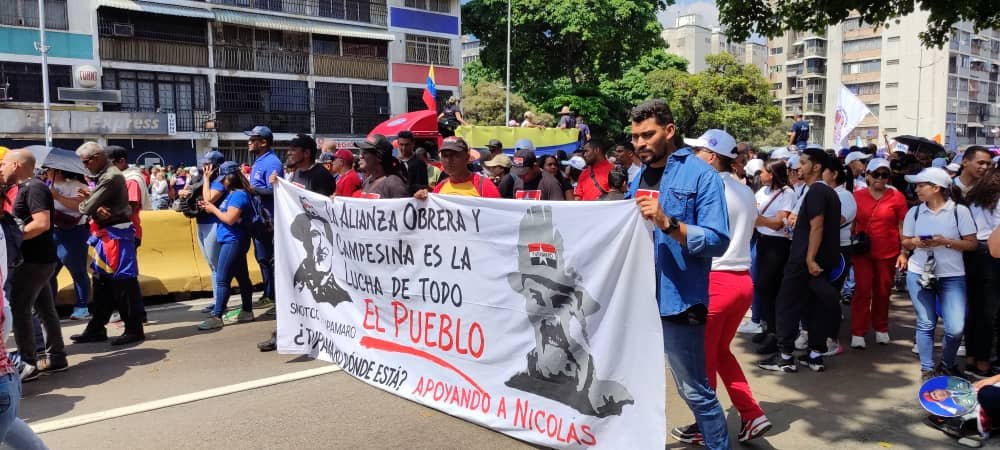 luismejiaz2's tweet photo. “De la sociedad humana no puede desaparecer el trabajo, porque solo el trabajo produce las cosas que necesitamos, los bienes que necesitamos, lo que si desaparece con la Revolución es la explicación del trabajo humano”. 
Fidel.

¿Y los Tupamaros dónde están?
¡Apoyando a Nicolás! https://t.co/1EzIk5FYak
