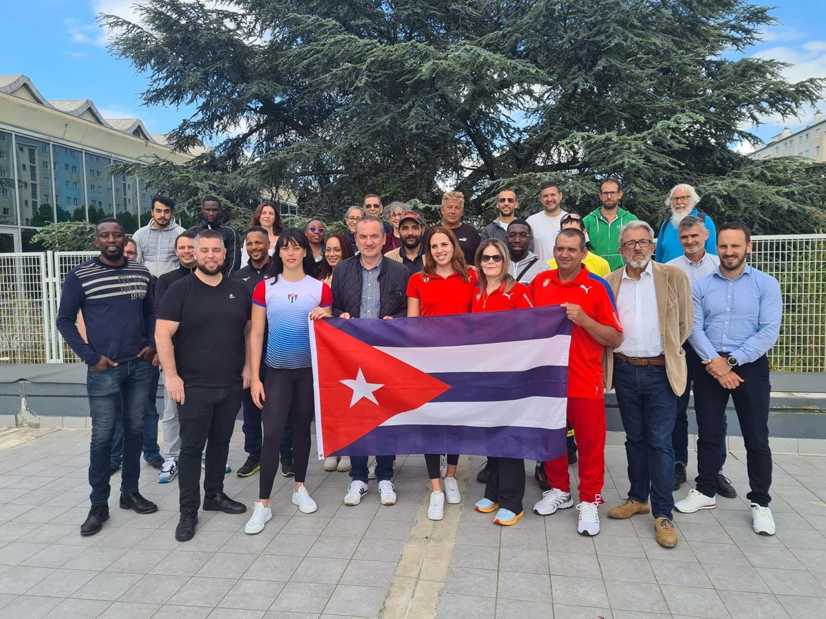 L'équipe🇨🇺 de natation est accueillie à #Villejuif🇫🇷 

@PierreGarzon maire de @VilleVillejuif,a accueilli les membres de l'équipe nationale de natation,qui développera une base d'entraînement dans le stade nautique de cette ville. 

📌Equipo de natación🇨🇺 recibido en Villejuif