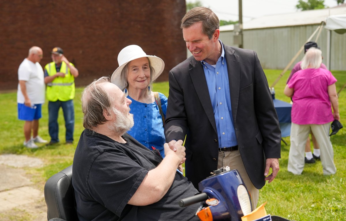 GovAndyBeshear's tweet photo. Every community deserves affordable and reliable internet access, which is why it was so exciting to be in Berry today to celebrate Spectrum's 10,000th community with high-speed internet! Internet is no longer a luxury, and Team Kentucky is making sure nobody gets left behind. https://t.co/JLhNTHL3rU