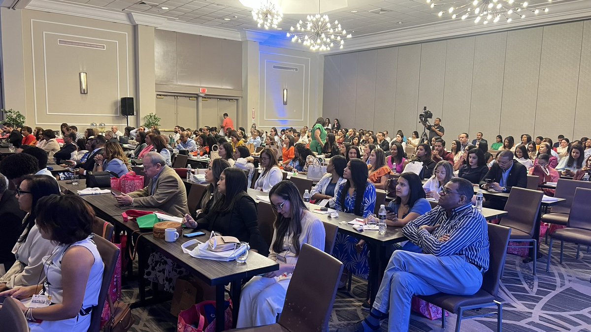 Female representation in 🇩🇴 is exemplary with: 🩺7/10 speakers👉🏽women 🩺the majority of the #GI society’s leadership👉🏽women 🩺>60% of the audience👉🏽 women in GI! #womenstrong I was in awe and had to highlight this 👀 during my talks🎤👩🏽‍🤝‍👩🏻👩🏿‍🤝‍👩🏼👏🏽