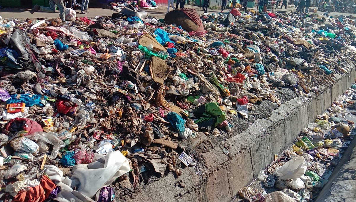 This is Kariobangi North Kamunde road These roads have turned into a dumpsite. Wallahi I’ve tried everything to save these roads but they don’t care. I’ll be plastering these pics here for a month until @SakajaJohnson acts. Tomorrow, we attack, for a month.