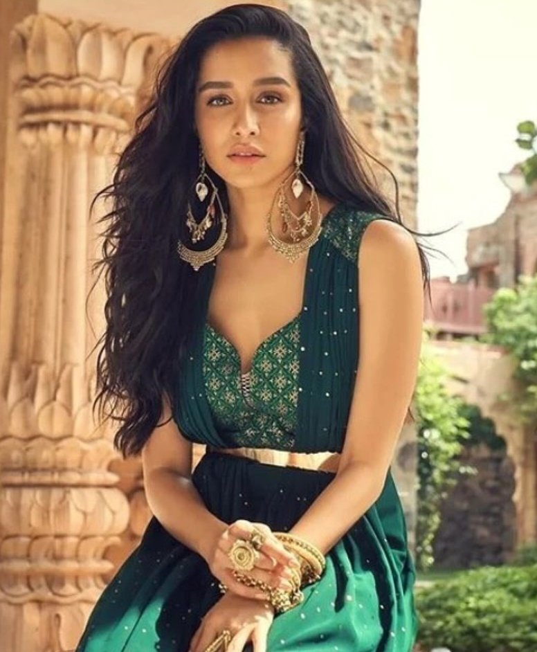 shraddhaaloops's tweet photo. effortlessly gorgeous ♡ https://t.co/3yXl3k7iOz