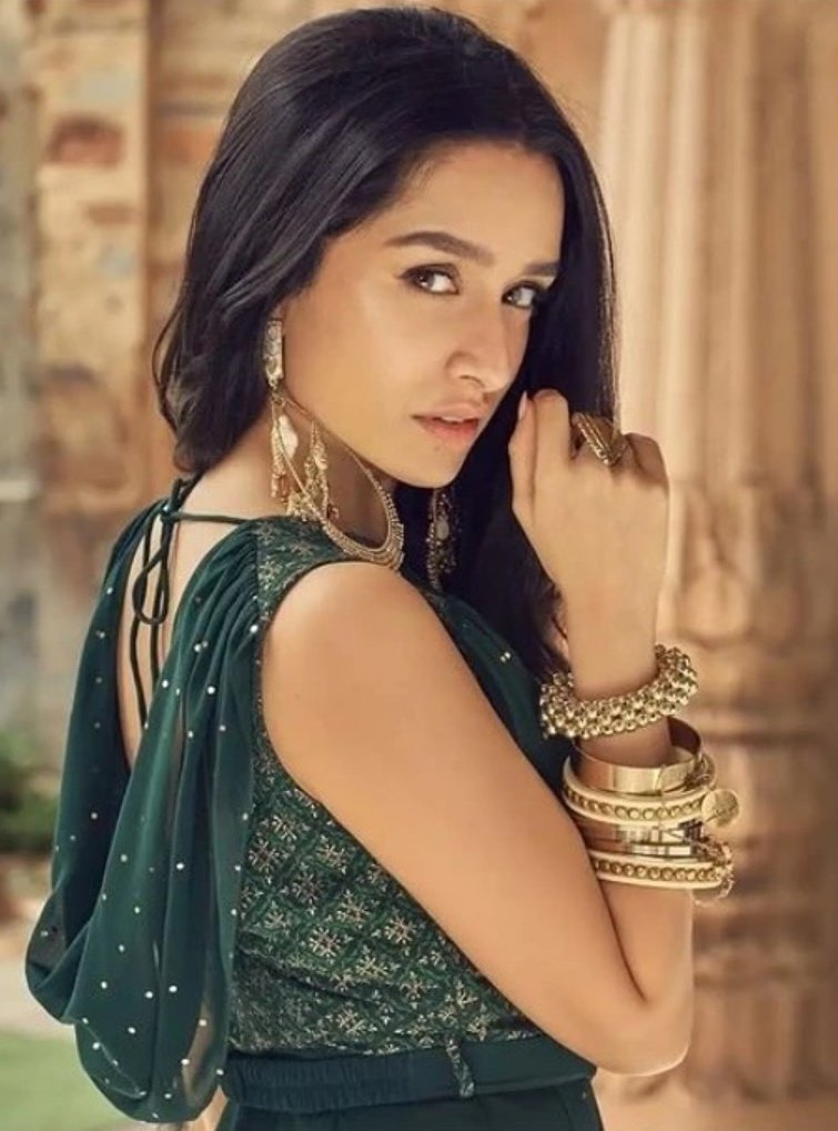 shraddhaaloops's tweet photo. effortlessly gorgeous ♡ https://t.co/3yXl3k7iOz