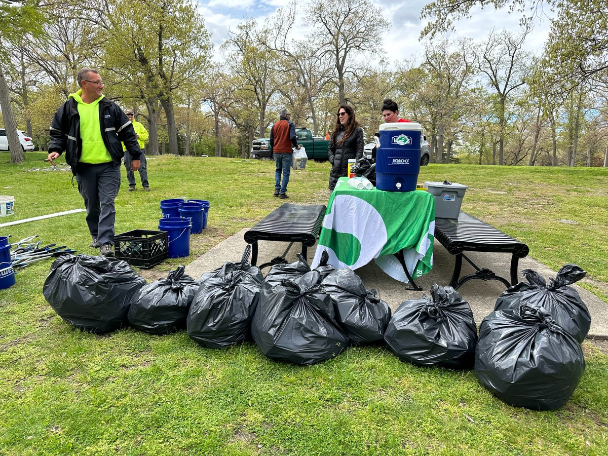 RWPConservancy's tweet photo. Thank you to all that have helped beautify Roger Williams Park on Friday! Shout out to our partners @SavethebayRI and Providence Parks Department & AAA NE. More clean-ups and community activities to come. see calendar in bio #jewelofpvd #pvdbackyard #RWPC #rogerwilliamspark https://t.co/Cwr9XAJzHX