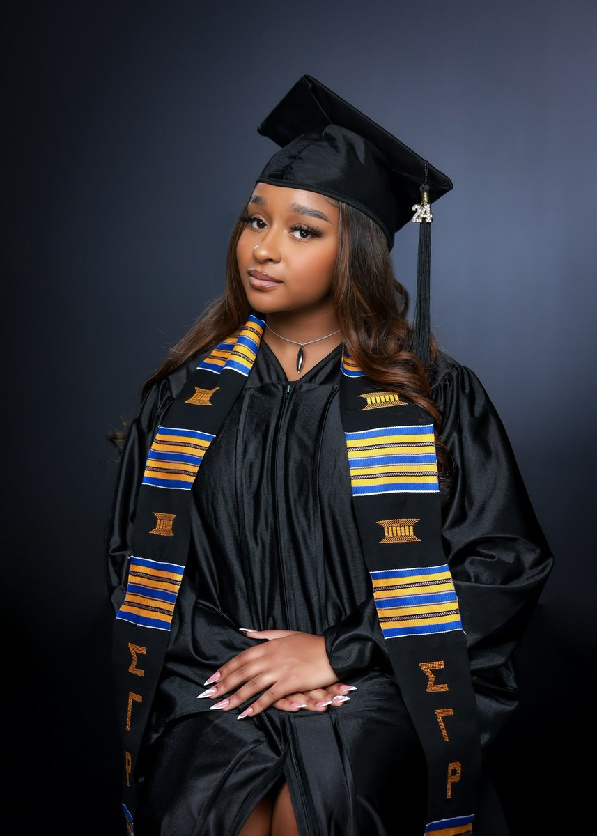 shetoorealll's tweet photo. I graduate from college in four days and I got accepted to my masters program ??!!!! Life so crazy , but I’m so grateful for the good and the bad. https://t.co/Ffxfs47gZR