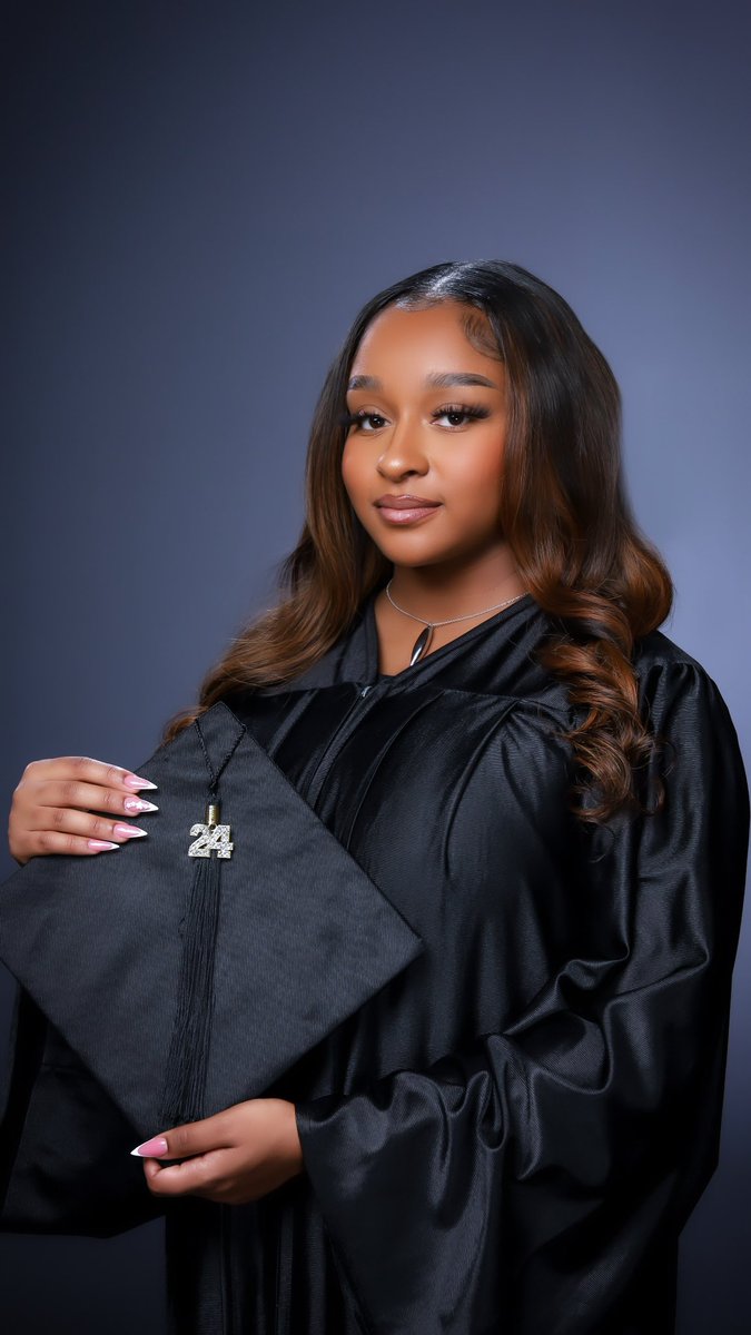 shetoorealll's tweet photo. I graduate from college in four days and I got accepted to my masters program ??!!!! Life so crazy , but I’m so grateful for the good and the bad. https://t.co/Ffxfs47gZR