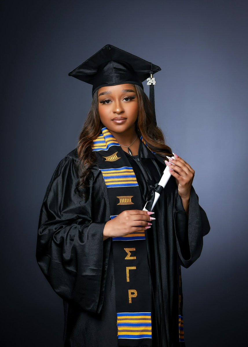 shetoorealll's tweet photo. I graduate from college in four days and I got accepted to my masters program ??!!!! Life so crazy , but I’m so grateful for the good and the bad. https://t.co/Ffxfs47gZR