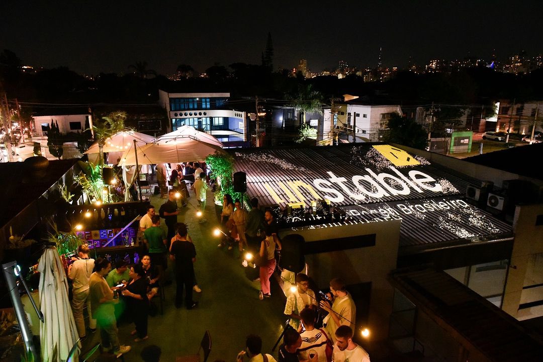 Projeção mapeada transforma telhados, capturando a essência do Brasil. Máximo respeito ao Achiles Luciano pelo incrível Mapping! Junte-se a nós e celebre criatividade em nossos eventos! #DescentraMúsica #NFTBrasil