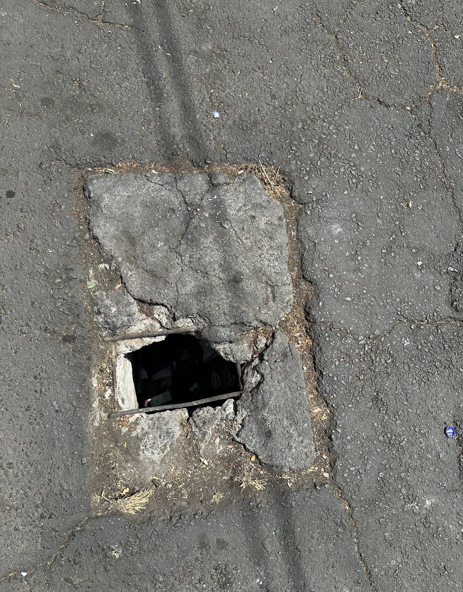 radrianarz's tweet photo. @TlalpanAl tremendo peligro para transeúntes sobre Miramontes cerca del acceso a estacionamiento de Sanborns, urge reparación, ayúdame a compartir https://t.co/LlM8RMqdPX