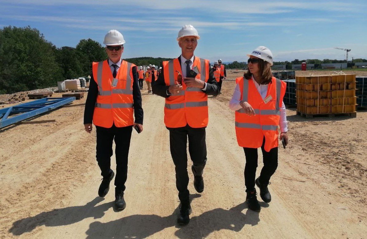 phfrei's tweet photo. 🛣 Poursuite de mon déplacement dans le #Tarn ! ⤵️

👉 Visite du site de construction d’envergure du viaduc de l’#Agout. Long de 144m, il est l’un des ouvrages d’art les plus importants du chantier.

👉 Découverte de l’une des zones humides, celle à #MaurensScopont qui permet de compenser et de réduire les impacts liés à la construction.

👉 Pour terminer notre visite, direction #Puylaurens où j’ai pu découvrir une centrale d’enrobage. Une usine située à proximité même du tracé de l’autoroute et essentielle à la fabrication du revêtement.

✅ Les habitants et les élus ont plusieurs fois exprimé la nécessité de cette liaison autoroutière. Tous les acteurs du projet continuent d’être mobilisés pour achever la construction de cette autoroute dans le respect des différentes normes. La livraison de l’#A69 est prévue d’ici à fin 2025.