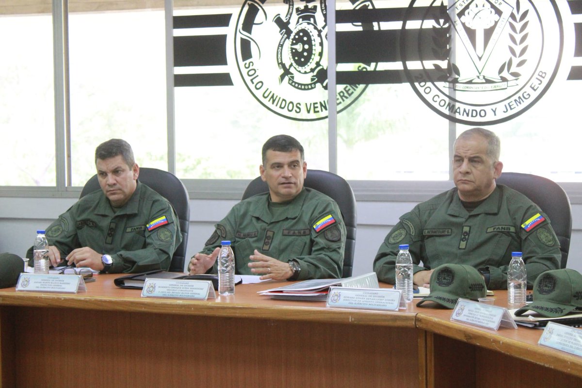ejercito_ve's tweet photo. #Deinteres || El GD Humberto Enrique Núñez Hernández, Segundo Comandante y Jefe del Estado Mayor del Ejército Bolivariano, presidió reunión de trabajo con todo el Estado Mayor General, incentivando a seguir trabajando arduamente por nuestro Glorioso Componente y nuestra Soberanía.
#SoloUnidosVenceremos
#5SeñalesParaElPueblo
