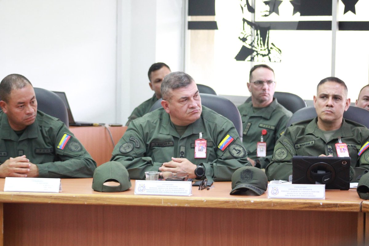 ejercito_ve's tweet photo. #Deinteres || El GD Humberto Enrique Núñez Hernández, Segundo Comandante y Jefe del Estado Mayor del Ejército Bolivariano, presidió reunión de trabajo con todo el Estado Mayor General, incentivando a seguir trabajando arduamente por nuestro Glorioso Componente y nuestra Soberanía.
#SoloUnidosVenceremos
#5SeñalesParaElPueblo