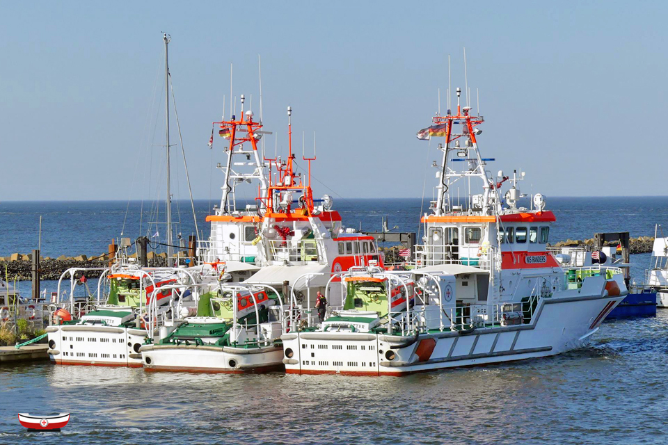 Seenotretter's tweet photo. #Seenotretter-Familientreffen 👩‍👩‍👧 heute Abend auf der #DGzRS-Station #Cuxhaven: Die BERNHARD GRUBEN vertritt die ANNELIESE KRAMER während einer kurzen Werftzeit 🛠️ in den nächsten Tagen. Die NIS RANDERS übernachtet dort auf dem Weg zum @RNLI- &amp; @KNRM-Jubiläum. 🤝 #TeamSeenotretter https://t.co/JJiEFzxFWc