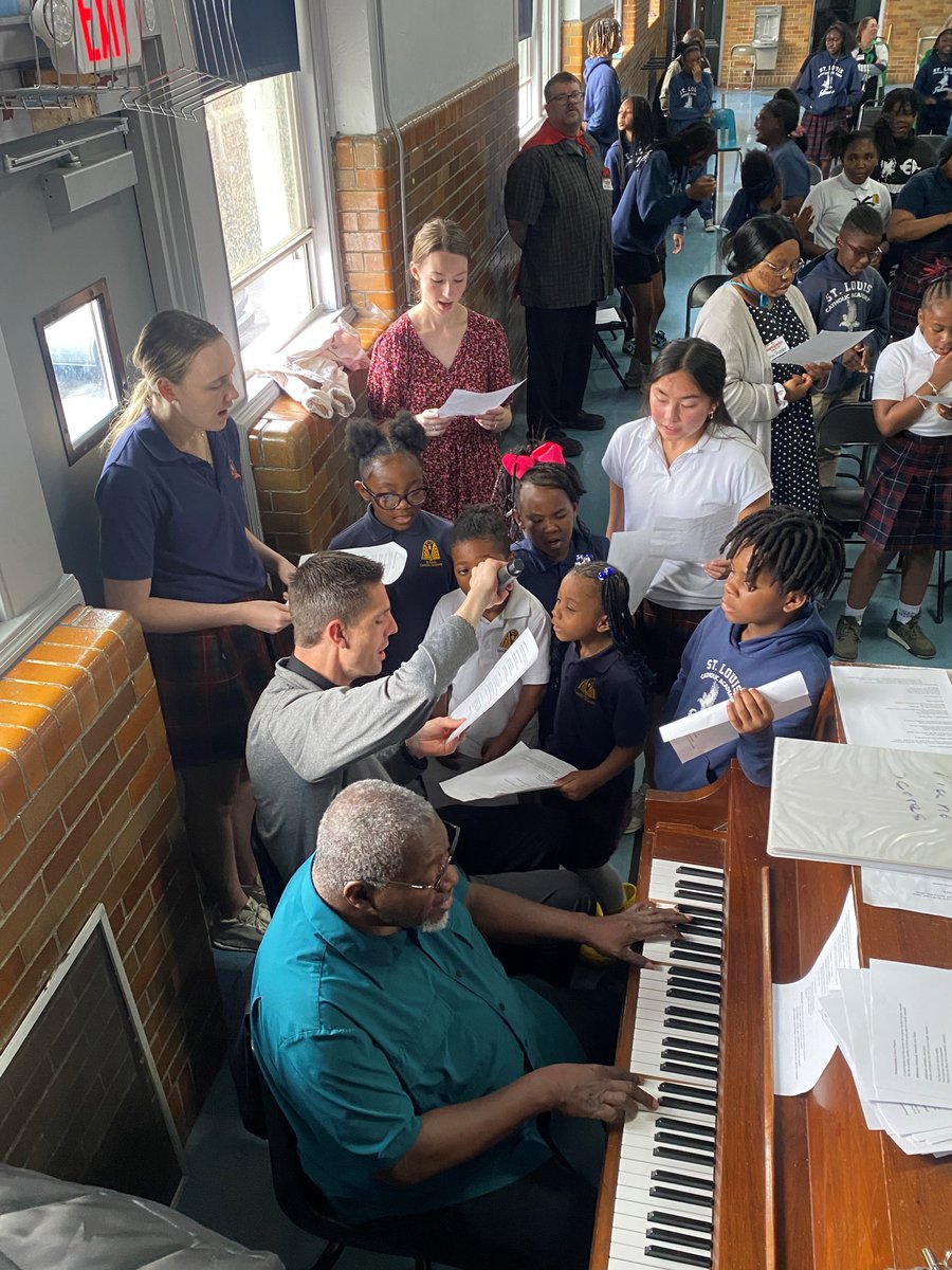 Our Junior girls have begun their Apostolic service projects and are hard at work serving all over the St. Louis community. Our girls are serving at various places including Froebel Literacy School, Lifewise, St. Patrick's Center, Crisis Nursery, and many more!