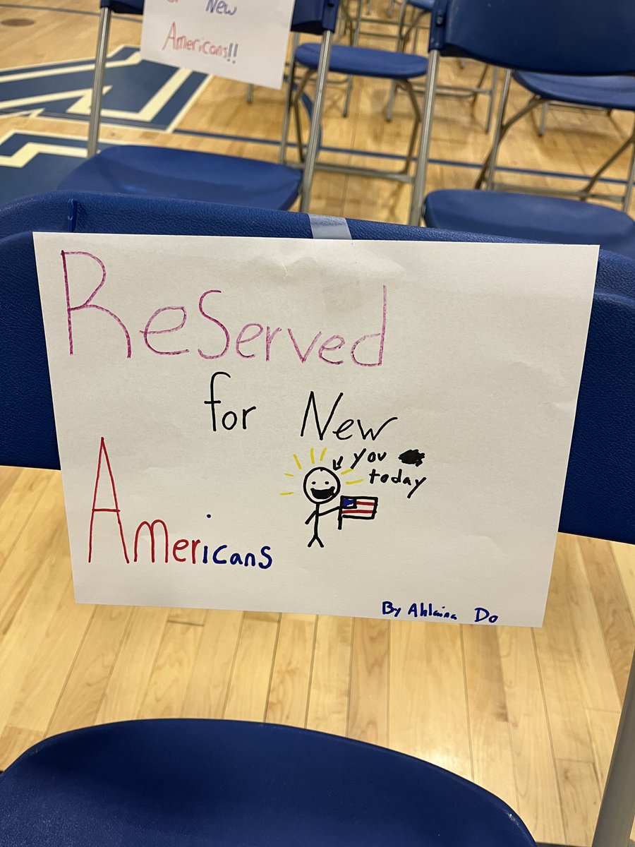 The USCIS Portland, Maine field office welcomed 20 #NewUSCitizens during a naturalization ceremony at The Middle School of the Kennebunks. Students assisted the ceremony with music and artistic signage. Congratulations! 🎉