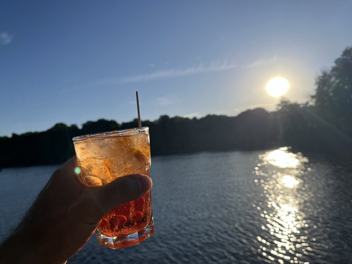 Sali_inda_House's tweet photo. Cheers to all #Galactians and #Borgers around the 🌏
#CyberState @GalacticaNet
#OrangeTouchChallenge #Galactica
#SwissBorg https://t.co/UylcaUyYpm