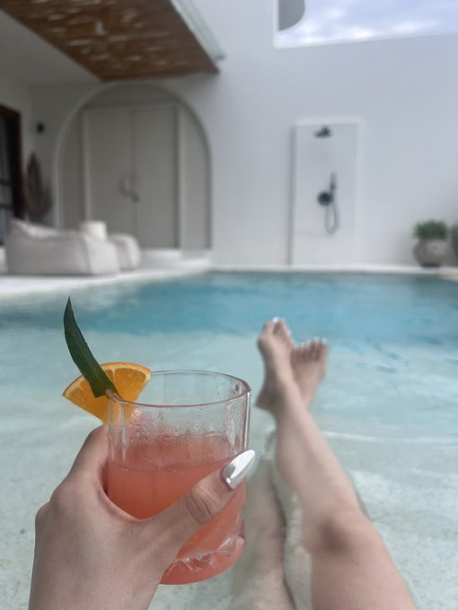 Easy, breezy, beautiful  🦋 https://t.co/7eysBX5yWH