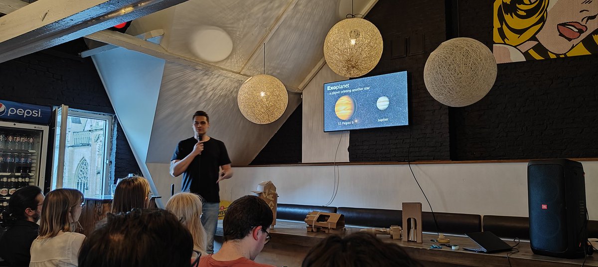 Last talk of the evening in Leuven for Pint of Science!
Thomas Konings with his talk "From sci-fi to science"!

<a href="/pintofscienceBE/">Pint of Science BE</a> <a href="/pintsworld/">Pint of Science World</a> #pint24