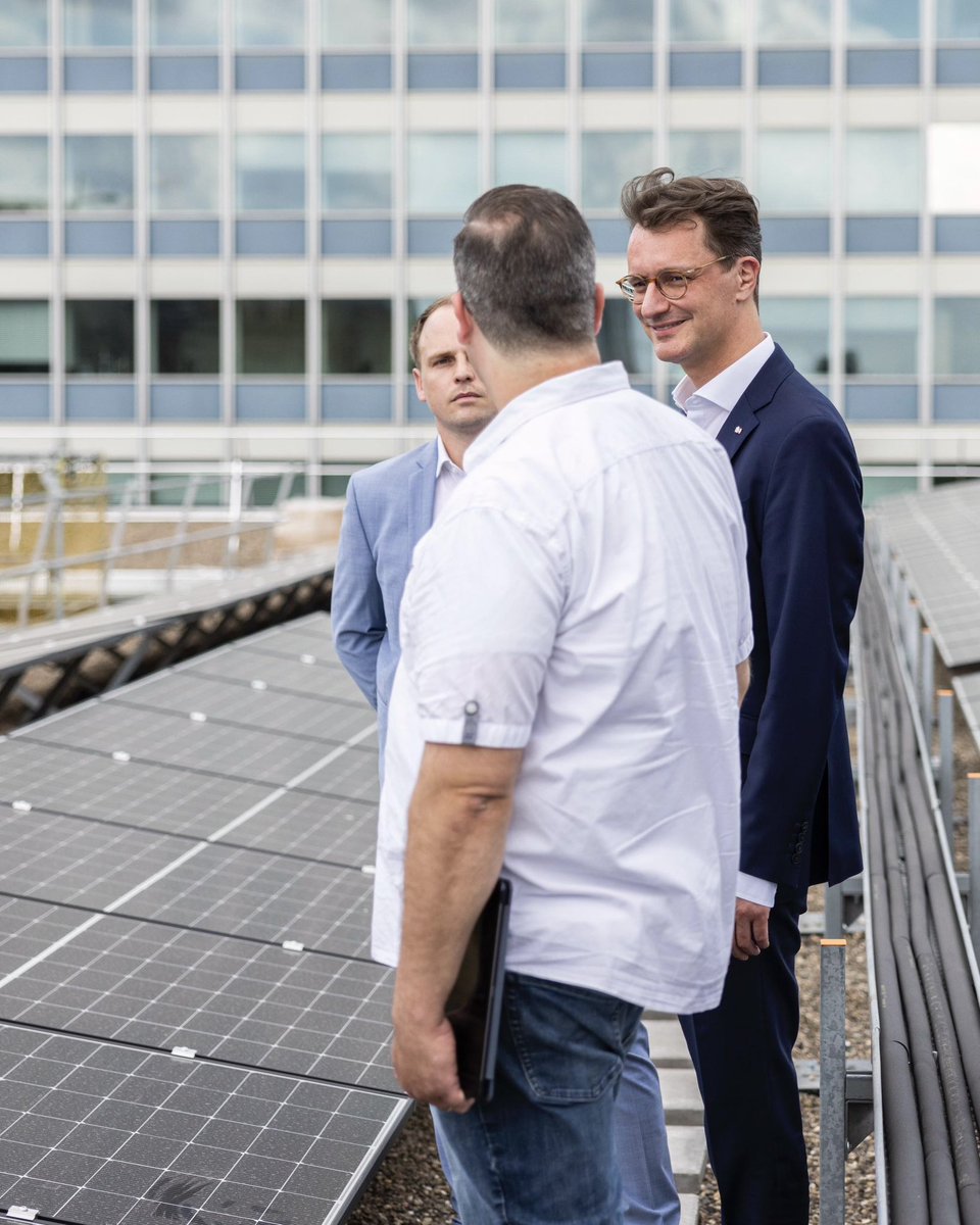 #NRW ist Treiber bei den Erneuerbaren Energien – die Landesregierung geht voran! Deswegen gibt es ab sofort in der Staatskanzlei grünen Strom direkt vom Dach. ☀️ Die #Photovoltaik-Anlage ist ein weiterer Schritt auf dem Weg zur klimaneutralen Landesverwaltung.