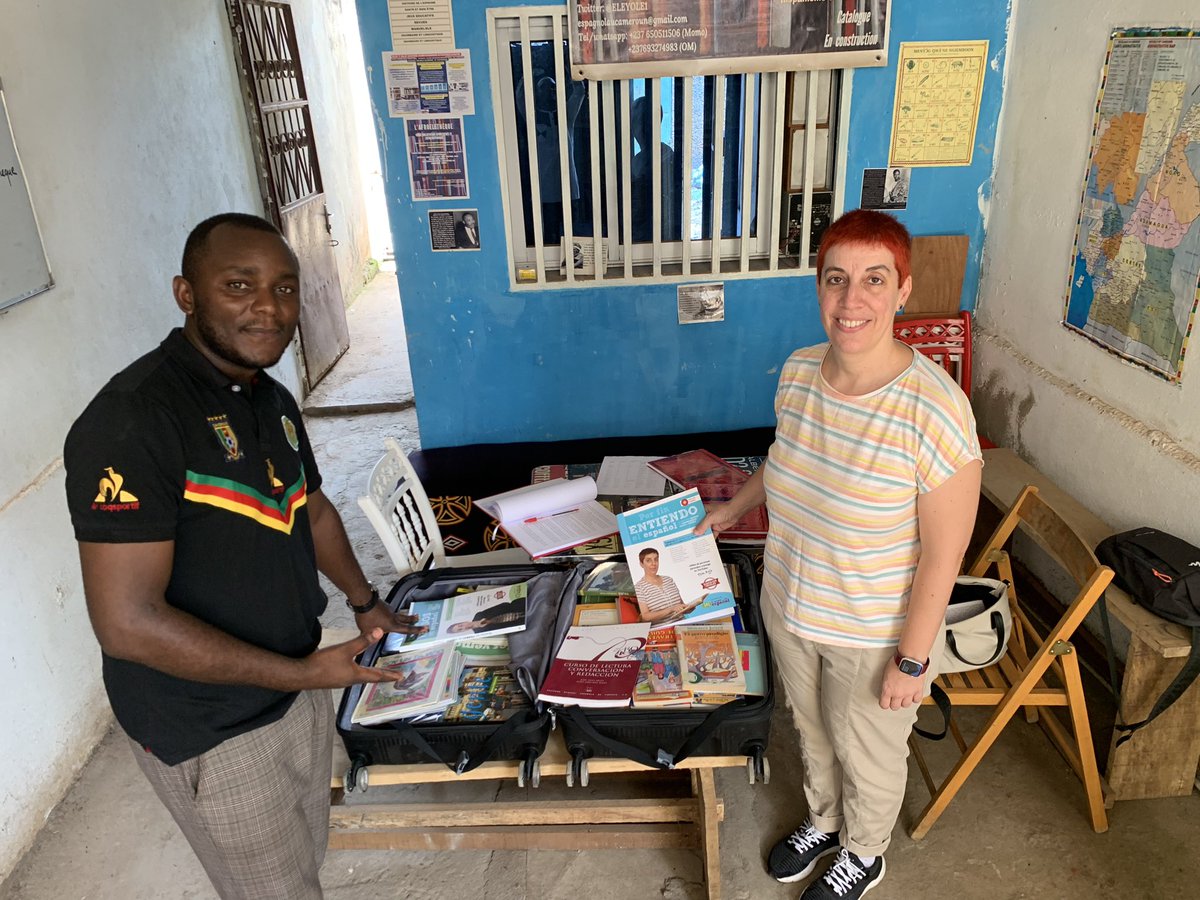 Libros en español y manuales de #ELE entregados a la AfroELEteca, la pequeña biblioteca hispánica creada por el profesor <a href="/Oscarkem/">Oscar kem</a> en Yaundé (Camerún) 📚📚📚