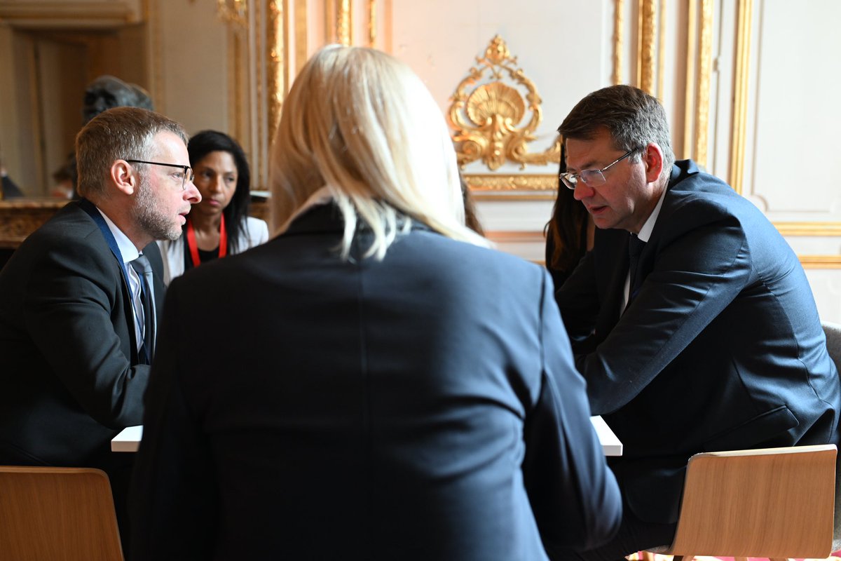 Fier d’avoir participé aujourd’hui au sommet #ChooseFrance, rendez-vous économique annuel organisé par @EmmanuelMacron. En tant que ministre des #Transports et élu local, je ne peux que témoigner de l’impact des investissements de ceux qui choisissent la France 🇫🇷 ! Chaque projet