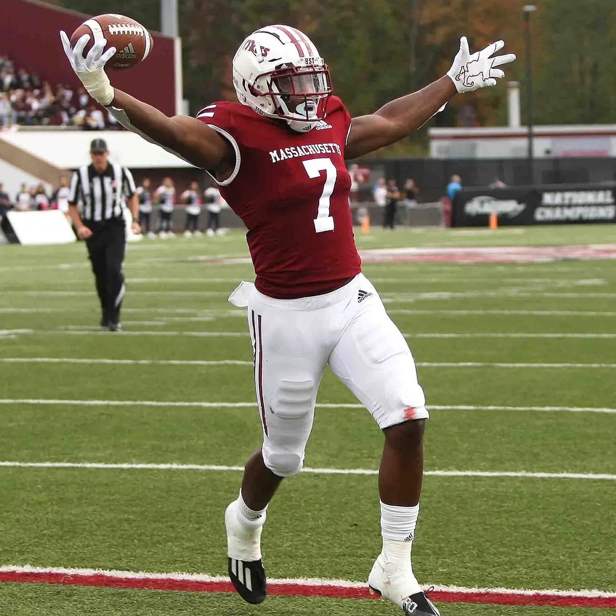 BLESSINGS! After a great conversation with @Coach_Mince54 I am blessed to receive a D1 offer from @UMassFootball @FBCoachDBrown @BJacobsonFBall @EPHSRecruiting @cjhirsch4 @small_terrell @On3Recruits @RustyMansell_ @JeremyO_Johnson @lukewinstel