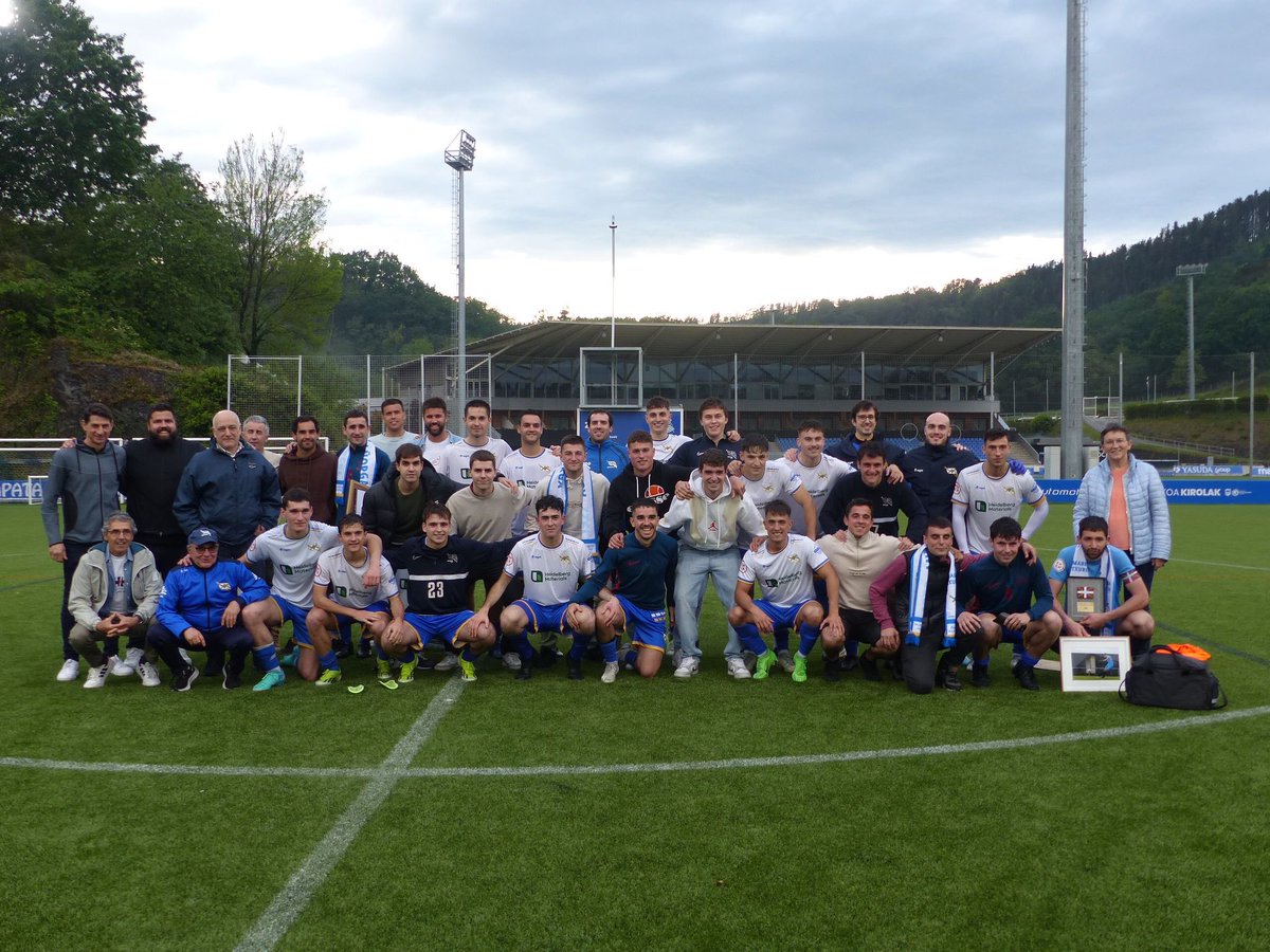 ⚪️🔵🟠

Emozioz beteriko urteari amaiera eman genion larunbatean. Añorgan ibilbide luzea eman duten pertsonei merezitako omenaldia eman genien. 
Hurrengo urtean harmailetan 6 zaletu gehiago izango ditugu! Eskerrikasko Eraun, Franki, Unai, Odei, Paulo eta Eneko!