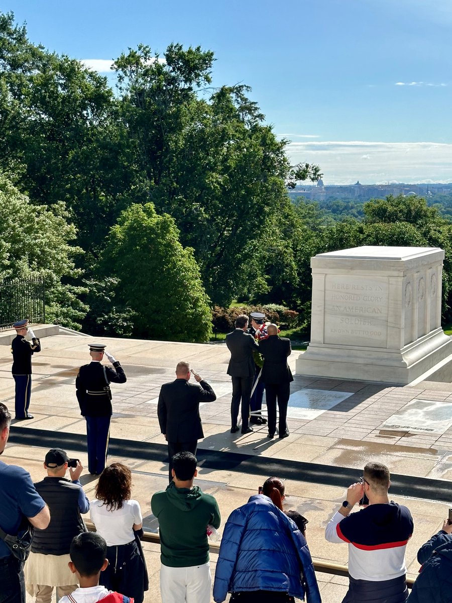 @TexasVLB Board Member James Rothfelder and Manager of the Texas State Veterans Cemeteries Doug Gault present a wreath at the Tomb of the Unknown Soldiers at Arlington National Cemetery. VLB Executive Secretary Tony Dale renders honors.