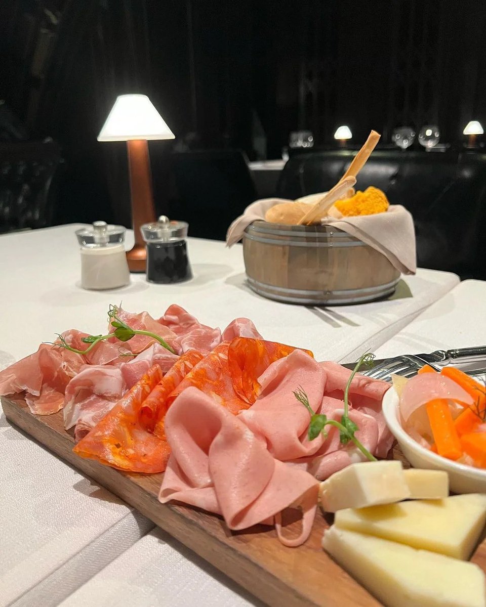 guqob1979's tweet photo. Cheers to good food, good wine, and good friends https://t.co/9zWPM8kaWB