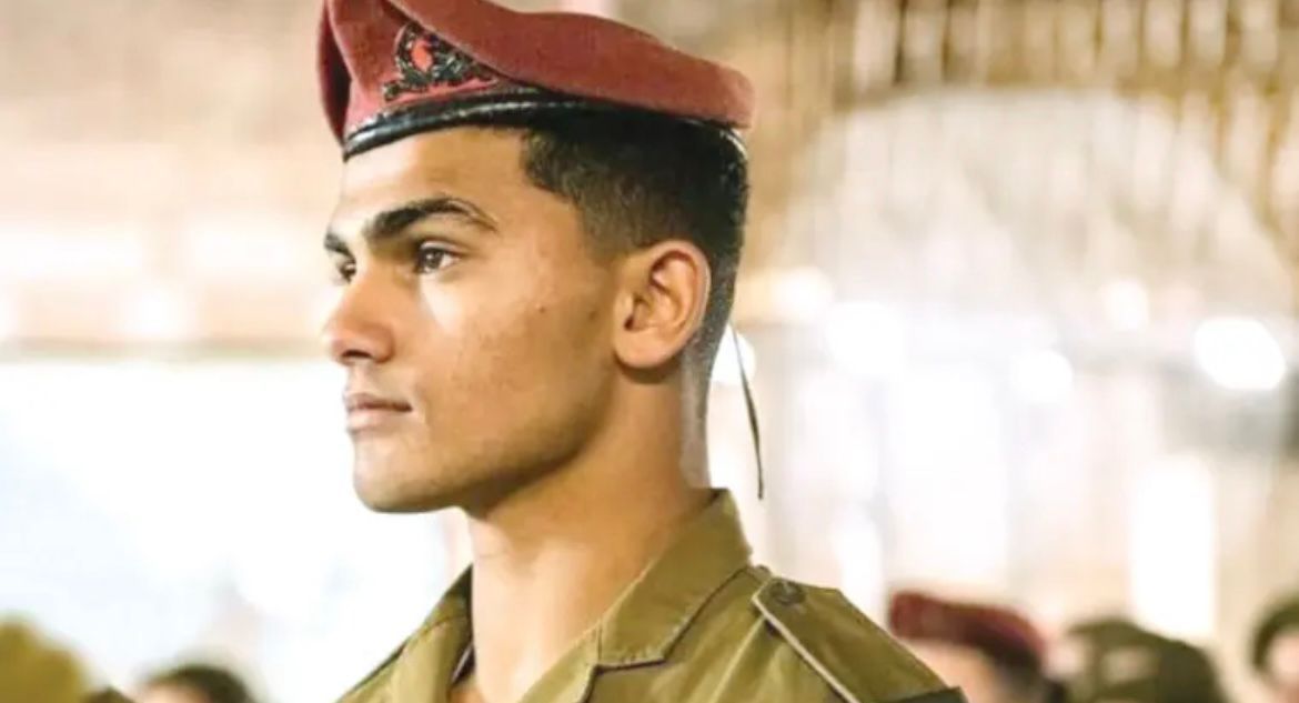 Guy Shmahi, a Paratroopers Unit fighter, heroically saved 14 friends during a terrorist attack at Kibbutz Re'im. Despite being unarmed, he and another fighter, Adar, bravely secured the door, but were injured by grenades. Tragically, Guy lost his life. #Hero #RememberingGuy