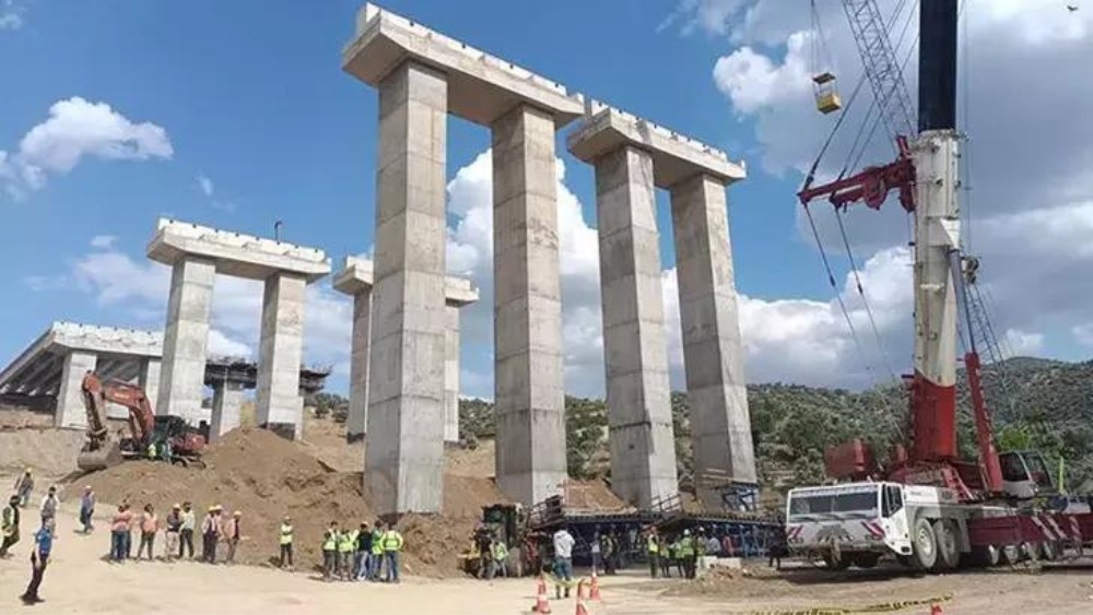 🔴Aydın'da iş cinayeti Yapımı devam eden Aydın-Denizli Otoyolu inşaatında devrilen vinç, 39 yaşındaki Hüseyin Çakar isimli işçinin çalışmakta olduğu köprü ayağına çarptı Çarpma nedeniyle dengesini kaybeden işçi, 35 metre yüksekten aşağıya düşerek hayatını kaybetti