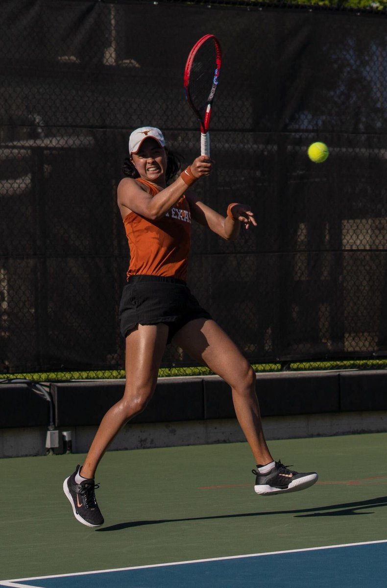 No. 9 @TexasWTN’s season came to end in the Sweet 16 of the NCAA women’s tournament, falling to No. 8 @uclawtennis 4-1 after the match pulled away from the Longhorns quickly, losing the doubles point due to a tiebreaker. thedailytexan.com/2024/05/13/tex…
