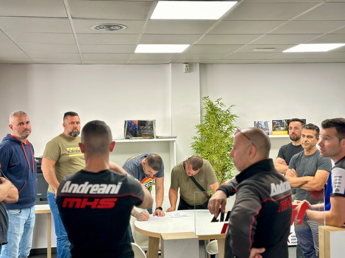 andreanimhs's tweet image. ¡Bienvenidos a nuestros nuevos STO y a los STO de Canarias a la familia AndreaniMHS! Iniciamos la semana con aprendizaje y experiencia para nuestros recién llegados Servicios Técnicos Oficiales, transmitiendo nuestro ADN de conocimiento en suspensiones y otras marcas.