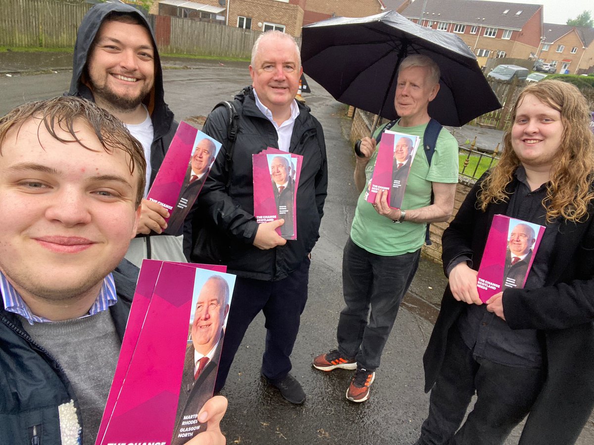 In a rainy Lambhill this evening with @CllrMooney and the Labour team - lots of really good conversations with local residents - concerns about cost of living and the state of public services - many planning to vote @ScottishLabour at the general election. #VoteScotLab24 #Win24