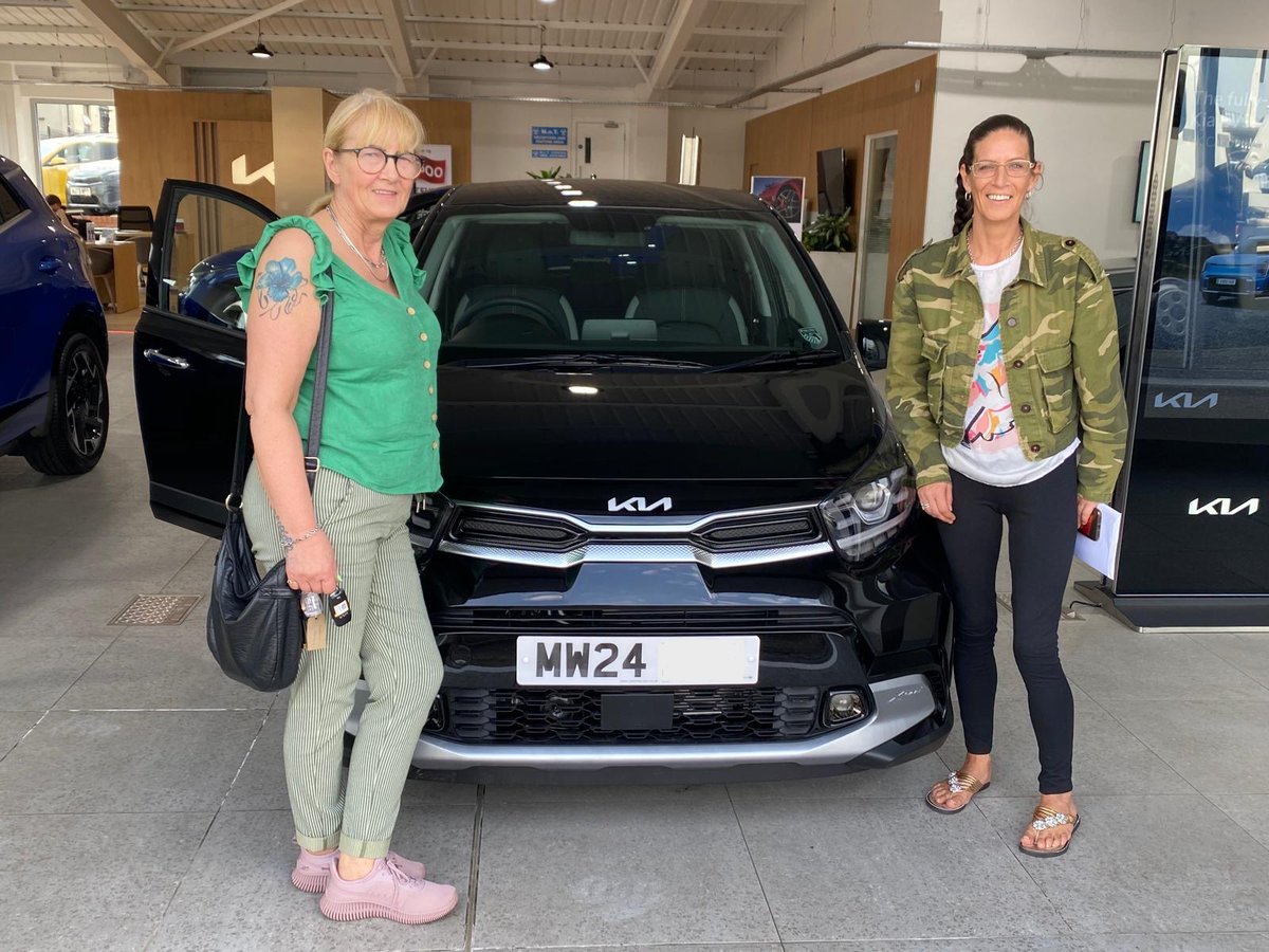 #PremierPeople 📸

Here’s Kimberly Hancock collecting her brand new Sportage from Brian Waterworth at Premier Kia Rochdale 🤩🔥

Happy motoring to you Kimberly! 

@KiaUK 

#Kia #Sportage #happyhandover #happycustomers #newcarday #newreg #24plate #newcar #KiaSportage #Rochdale