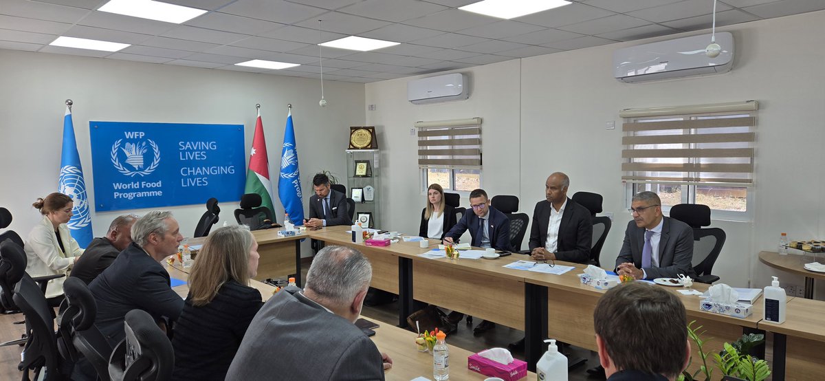 En Jordanie, le ministre Hussen a rencontré des représentants de @UnitedNationsJO, @UNOCHA et @WFP_FR pour discuter des progrès et des défis de l'acheminement de l'aide humanitaire à Gaza. Ils ont également fait part de leurs préoccupations concernant l'accès et la distribution.